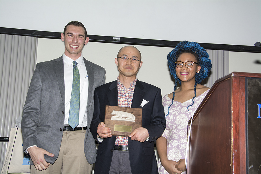 Hojong Kim Receives the Faculty Award at the Spring 2018 Awards Banquet